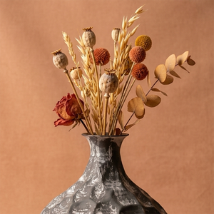 Jarrón de flores oscuro martillado a mano con acabado negro y detalles plateados envejecidos para una decoración elegante del hogar - Product Image 4