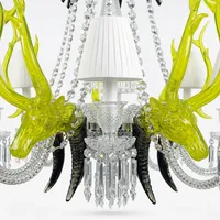 Lustre en cristal importé 18 lumières, design unique, bois de cerf vert néon, abat-jour blancs, accents de corne noire, décoration de luxe, œuvre d'art remarquable