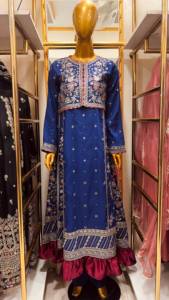 Pishwas brodé en viscose, robe bleue brodée ornée de volants en satin - Pantalon Anarkali en tissu identique au Pishwas - Product Image 4