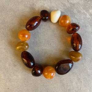 Bracelet en résine écologique multicolore avec perles orange, bleues et ivoire, fait main, élégant, accessoire de mode féminin, artisanat intemporel - Product Image 6