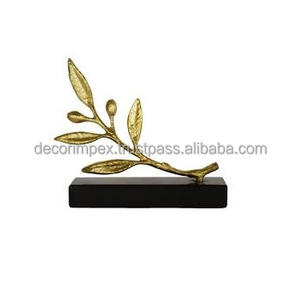 Ce superbe dessus de table à feuilles d'or est une pièce d'art moderne qui apporte une touche de beauté naturelle à l'intérieur. - Product Image 4