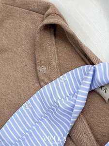 Blouse en tricot beige pour femme ODM OEM avec col contrastant détachable et manches courtes, pull haut d'hiver personnalisé LEON - Product Image 5