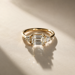 Bague de fiançailles en diamant de laboratoire à trois pierres, or 14 carats, taille émeraude, pierres latérales en forme de poire, bague de mariage et d'anniversaire de luxe pour mariée - Product Image 5