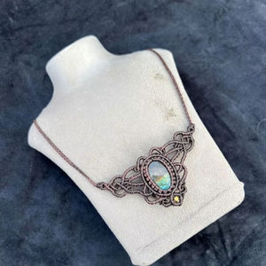 Collar de Macramé Hecho a Mano con Colgante de Labradorita, Piedra Brillante, Cordón Marrón Ajustable, Curativo - Product Image 1