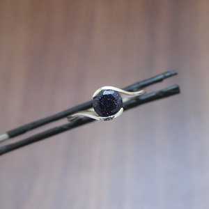 Anillo de piedra arenisca azul, plata de ley S925, joyería hecha a mano, regalo para mujer, elegante anillo con piedra preciosa. - Product Image 1