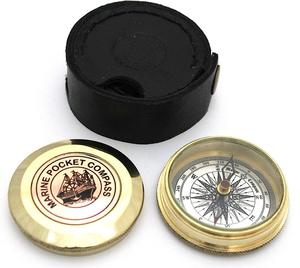 Boussole en laiton gravée avec étui en cuir Robert Frost The Road Not Taken, cadeau pour les voyageurs, les collectionneurs et les randonneurs - Product Image 1