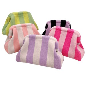 Grande trousse à maquillage en peluche de grande capacité avec un design minimaliste à rayures colorées - Product Image 1