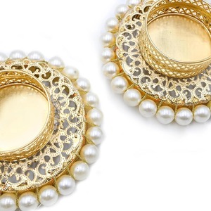 Portavelas Decorativo Tradicional Indio para Diwali y Navidad, Anillo de Latón Jali para Velas de Té, con Perlas Artificiales Blancas - Product Image 2