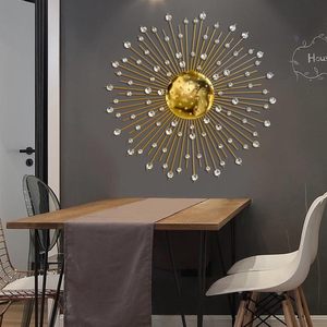 Decoración de Pared de Metal de Lujo Hecha a Mano con Acabado Dorado Electroplacado y Piedra de Cristal Blanca para Sala de Estar - Product Image 2