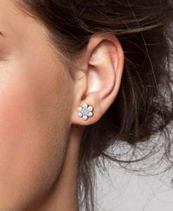 Perle d'eau douce de culture (3-3-1/2mm) et saphir blanc créé en laboratoire (1/3 ct. T. W.) Boucles d'oreilles en argent sterling avec grappe de fleurs - Product Image 5