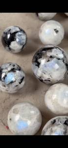 Sphère de cristal de pierre de lune arc-en-ciel naturelle |   Boule de pierre précieuse polie à l'éclat bleu flashy |   Décoration en cristal en gros - Product Image 5