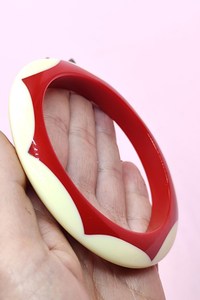 Bijoux en résine aux tendances modernes : Bracelets et breloques en résine pour femmes, accessoires de mode élégants, artisanat en résine stylé - Product Image 4