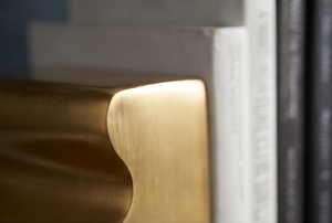 Porte-livres sculpturaux en aluminium de style Art déco, design moderne et décoratif, avec motif ondulé - Porte-livres décoratifs multi-pièces pour adultes - Product Image 4