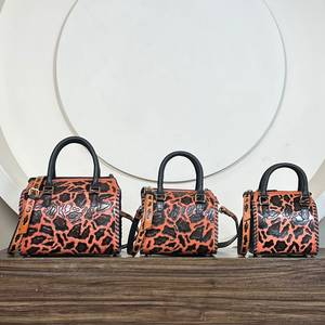 Nuevas Bolsas de Viaje de Fin de Semana Unisex de Lujo, Hechas a Mano con Cuero Vacuno y Estampado de Leopardo, Estilo Moderno - Product Image 4