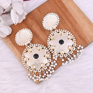 Pendientes Colgantes de Diseño Étnico en Plata Alemana con Ónix Negro, Kundan y Perlas - Product Image 3