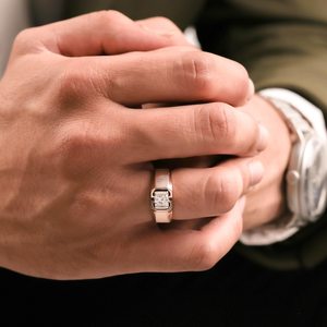 Anillo clásico de moissanita de 5 mm con corte redondo y banda ancha para hombre, plata de ley 925, joyería fina, regalo sorpresa de aniversario para un amigo - Product Image 4