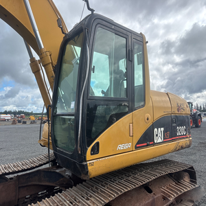 Excavadora de cadenas 320C L de 2001, diseñada para trabajos pesados de movimiento de tierras y construcción - Product Image 1