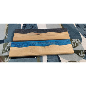Tabla de servir artesanal, duradera y ecológica de resina epoxi azul y madera de río, bandeja decorativa para queso, charcutería y aperitivos. - Product Image 2