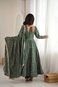 Presentamos para esta temporada de bodas nuestro nuevo vestido con bordado de espejo combinado con modelado real. - Product Image 3