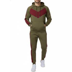 Ensemble de survêtement streetwear kaki de haute qualité avec empiècements chevron et contraste bordeaux pour homme – Coupe ajustée – Vêtements de sport - Product Image 1