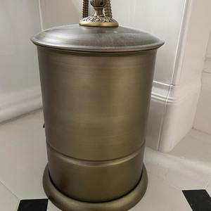 Cubo de basura decorativo de acero con acabado plateado antiguo y inserto extraíble, perfecto para sala de estar y hoteles, procedente de la India. - Product Image 6