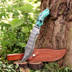 Cuchillo de caza y camping de hoja fija Bowie hecho a mano de acero de Damasco con mango de resina verde y funda de cuero, opciones DIY y OEM - Product Image 1