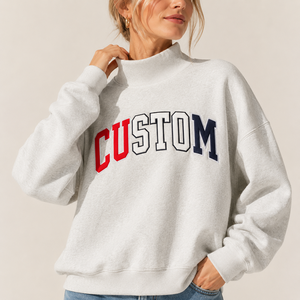 Sudadera de cuello alto gris claro para mujer, con estampado universitario personalizado, forro polar, hombros caídos, estilo casual y relajado. - Product Image 3