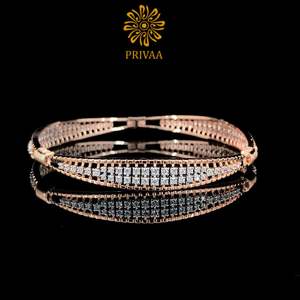 Brazalete de Oro Amarillo de 14 Quilates con Diamantes Naturales, Certificado IGI, Corte Brillante EF, 3.59 Quilates, Claridad VVS VS, Joyería Fina de Lujo - Product Image 1