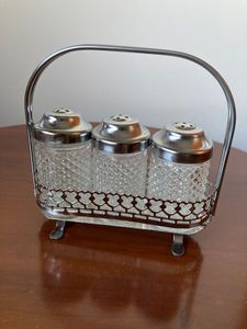 Ensemble de salières et poivrières en argent avec monogramme C, forme hexagonale, construction métallique durable, lavage à la main uniquement - Product Image 5