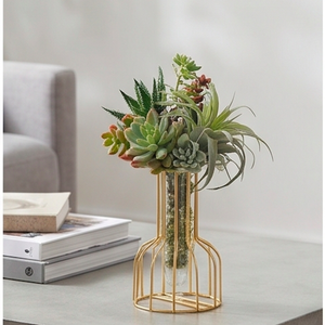 Vase moderne en fil métallique doré avec insert en verre transparent pour la décoration de table ou comme cadeau - Product Image 4