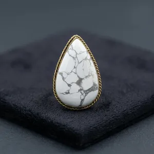 Cabochon en howlite blanche naturelle avec rainure en laiton – Composant de pendentif en pierre précieuse fait main en forme de goutte avec cadre en laiton - Product Image 1