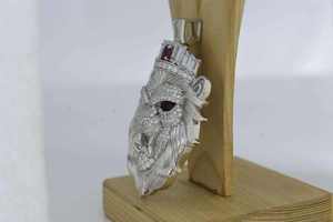 Pendentif tête de lion avec couronne en moissanite, argent 925, sertissage pavé, charme luxueux sur le thème animalier, unisexe, à porter au quotidien, bijoux fins - Product Image 3