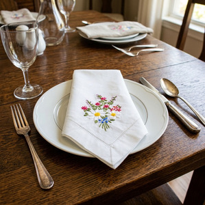 Servilletas de Tela Cuadradas de 50x50cm con Bordado de Flores Silvestres, Personalizadas al por Mayor, de Algodón, con Dobladillo, Lavables a Máquina, Duraderas, para Uso Doméstico y Hotelero - Product Image 1