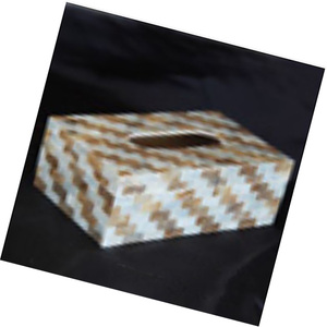 Caja de pañuelos artesanal de conchas marinas hecha a mano en Bali, Indonesia. Caja de pañuelos con motivos artísticos de mosaico de conchas marinas. - Product Image 1