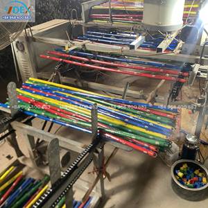 Mango de escoba de madera de 120 cm con rosca italiana, directo de fábrica EXW |   Palos de fregona domésticos duraderos al por mayor de Vietnam - Product Image 1