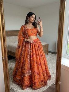 Conjunto de Lehenga Choli con Estampado Floral Naranja, Bordado de Lentejuelas y Dupatta de Tela - Lehenga para Mujer para Fiestas Indias Haldi y Mehendi - Product Image 2