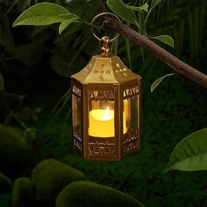 Farol hexagonal dorado de latón con patrón cortado a mano para decoración del hogar y jardín - Product Image 1