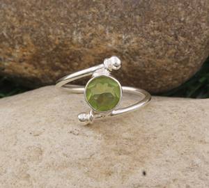 Bague Minimaliste en Argent Sterling 925 avec Pierre Précieuse Péridot Naturel Vert Olive Délicat, Pierre de Naissance d'Août, Cadeau de Fiançailles et de Fête - Product Image 2