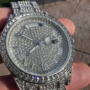 Reloj de Lujo con Acabado Plateado, Bisel con Diamantes Baguette y Esfera Completamente Pavé con Indicador de Día y Fecha, Reloj de Pulsera para Hombre - Product Image 6