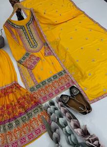 Nuevas Dupattas Pakistaníes de Diseño Tradicional para Fiesta, en Seda Chinon Pesada con Lentejuelas Chine - Product Image 6