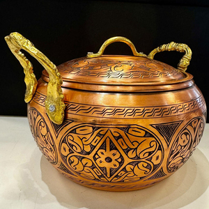 Casserole de cuisson vintage en cuivre pur, finition cuivre antique, forme ronde, poignée en laiton finition or, motif gravé à la main - Product Image 4