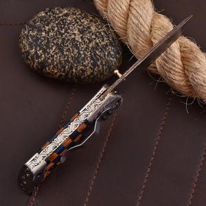 Couteau de poche pliant artisanal en acier Damas d'A&M Enterprises avec manche en bois damier et résine bleue, couteaux gravés d'aigle - Product Image 4