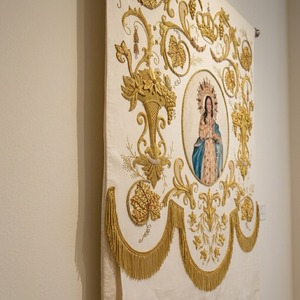 Insignia de tela bordada personalizada, aplique rectangular dorado, diseño religioso clásico para coser en prendas. - Product Image 2