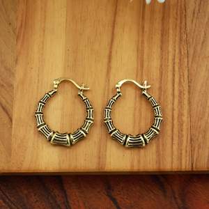 Boucles d'oreilles créoles dorées en bambou, marron poli, géométriques inversées, style Heggie, bijoux tribaux vintage pour femmes - Product Image 3