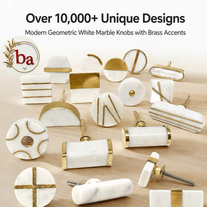 Pomos Modernos Geométricos para Muebles de Mármol Blanco con Detalles en Latón, Ecológicos, Fácil Instalación, Multifuncionales para Cómodas - Product Image 1