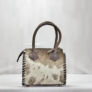 Bolsa de Lona Casual de Cuero Vacuno con Patrón Marrón y Blanco, Asa Superior y Cierre de Cremallera - Product Image 1