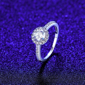 Bague en or blanc sertie de diamants, best-seller, pour fiançailles, alliances et collections de bijoux fins, disponible à prix d'exportation - Product Image 3
