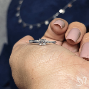 Bague solitaire en or avec diamant de laboratoire taille Asscher de 0,50 carat |   Bijoux de fiançailles certifiés IGI - Product Image 2