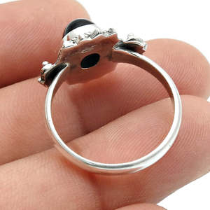 แหวนดีไซน์ทันสมัยประดับพลอยออนิกซ์สีดำธรรมชาติ เงินแท้ 925 ทำมือสำหรับผู้หญิง เครื่องประดับโบฮีเมียนสุดหรู พร้อมพลอยทรงรี - Product Image 5