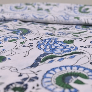 ผ้าฝ้ายพิมพ์ลายบล็อกสีขาวพรีเมียม ลายดอกไม้สีฟ้าเขียว สำหรับตัดเย็บเสื้อผ้า ของตกแต่งบ้าน - Product Image 6